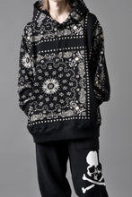 Load image into Gallery viewer, mastermind JAPAN BANDANA HOODIE / REGULAR FIT (BLACK BASE)