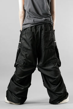 Load image into Gallery viewer, A.F ARTEFACT ABSTRACT CARGO TUCK WIDE PANTS / UNEVEN TEXTURE (BLACK)