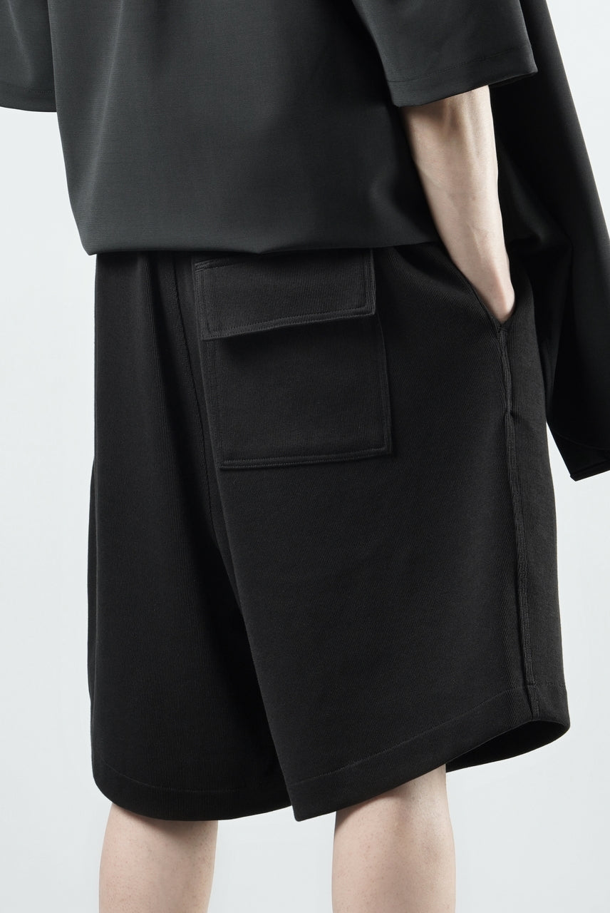 Load image into Gallery viewer, N/07 2 TUCKS EASY SHORTS / RIBBED CARDBOARD KNIT JERSEY (BLACK)