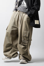 Load image into Gallery viewer, 【SAMPLE】A.F ARTEFACT TWILL CARGO  WIDE PANTS (BEIGE)