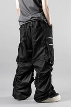 Load image into Gallery viewer, A.F ARTEFACT ABSTRACT CARGO TUCK WIDE PANTS / UNEVEN TEXTURE (BLACK)