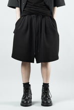 Load image into Gallery viewer, N/07 2 TUCKS EASY SHORTS / RIBBED CARDBOARD KNIT JERSEY (BLACK)