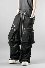 Load image into Gallery viewer, A.F ARTEFACT ABSTRACT CARGO TUCK WIDE PANTS / UNEVEN TEXTURE (BLACK)