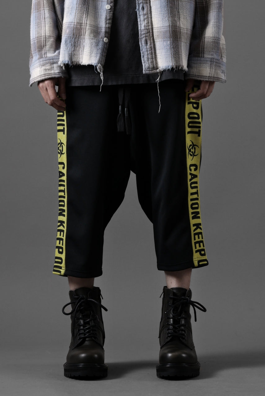 beauty : beast ”KEEP OUT” SARROUEL CROPPED TRACK PANTS (BLACK x YELLOW)