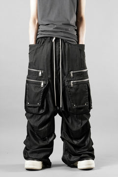 Load image into Gallery viewer, A.F ARTEFACT ABSTRACT CARGO TUCK WIDE PANTS / UNEVEN TEXTURE (BLACK)