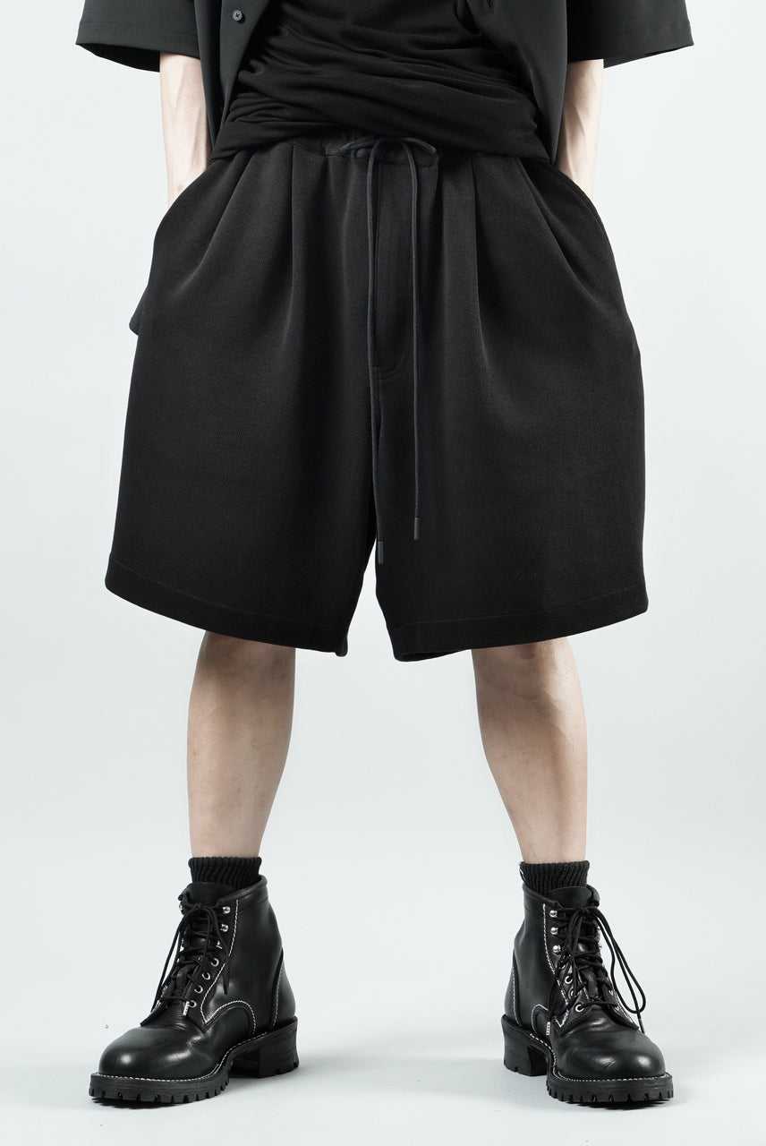 Load image into Gallery viewer, N/07 2 TUCKS EASY SHORTS / RIBBED CARDBOARD KNIT JERSEY (BLACK)