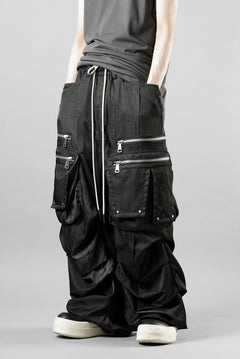 Load image into Gallery viewer, A.F ARTEFACT ABSTRACT CARGO TUCK WIDE PANTS / UNEVEN TEXTURE (BLACK)