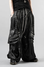 Load image into Gallery viewer, A.F ARTEFACT PARACHUTE WIDE CARGO PANTS / UNEVEN TEXTURE (BLACK)