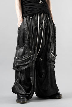 Load image into Gallery viewer, A.F ARTEFACT PARACHUTE WIDE CARGO PANTS / UNEVEN TEXTURE (BLACK)