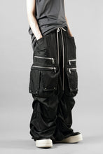 Load image into Gallery viewer, A.F ARTEFACT ABSTRACT CARGO TUCK WIDE PANTS / UNEVEN TEXTURE (BLACK)