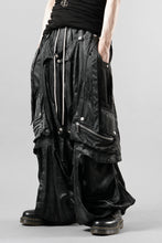 Load image into Gallery viewer, A.F ARTEFACT PARACHUTE WIDE CARGO PANTS / UNEVEN TEXTURE (BLACK)
