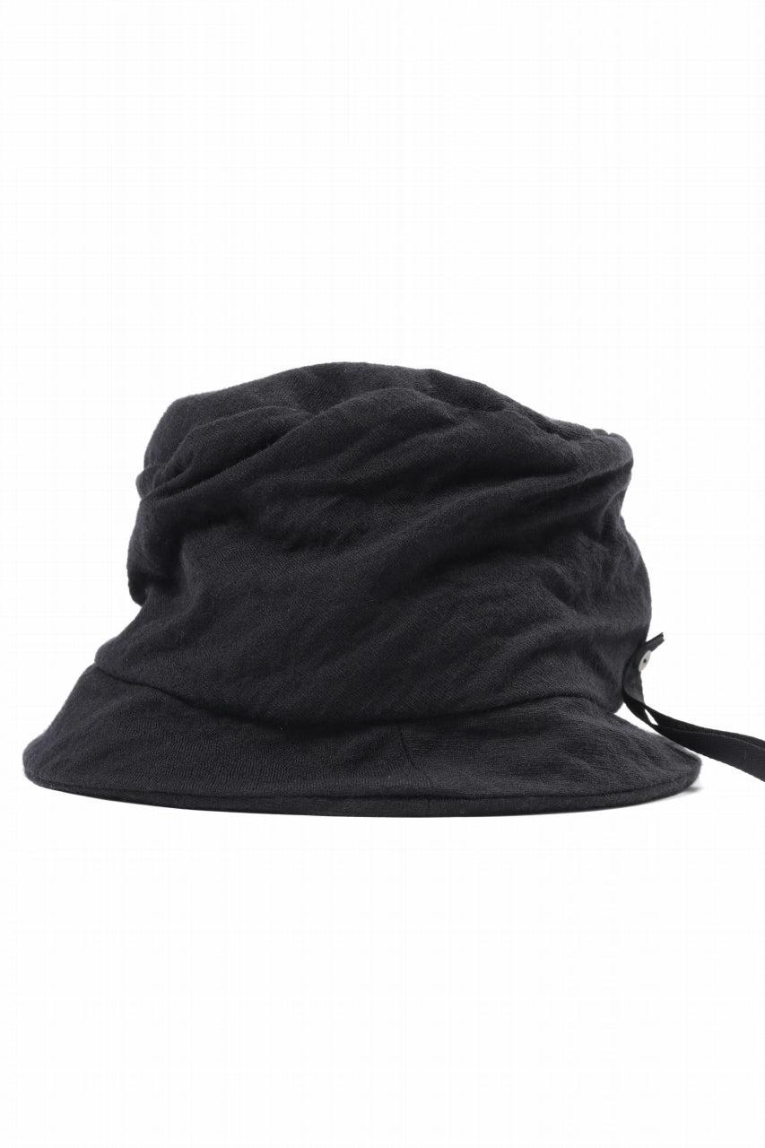 forme d'expression Twisted Derby Hat (Black)