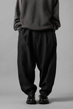 Load image into Gallery viewer, KLASICA &quot;VICTOR&quot; BACK SEAM TAPERED TROUSERS / &quot;END ON END&quot; SUPER 120&#39;s WOOL x HEMP (MATT BLACK)