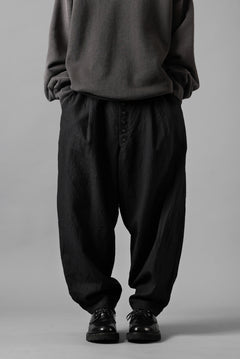 Load image into Gallery viewer, KLASICA &quot;VICTOR&quot; BACK SEAM TAPERED TROUSERS / &quot;END ON END&quot; SUPER 120&#39;s WOOL x HEMP (MATT BLACK)