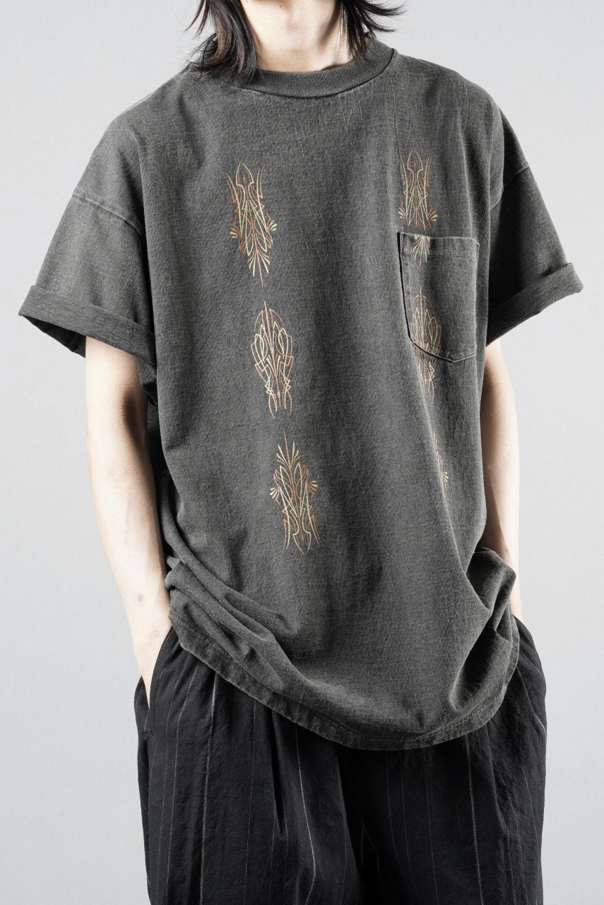画像をギャラリービューアに読み込む, LASTMAN PRINTED POCKET TEE SHIRT -PIN STRIPE- (FADE BLACK)
