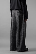 画像をギャラリービューアに読み込む, TARO HORIUCHI / th products Extra Volumed Tapered Trousers / Bishu Nep Tweed (grey)