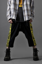 画像をギャラリービューアに読み込む, beauty : beast ”KEEP OUT” SARROUEL CROPPED TRACK PANTS (BLACK x YELLOW)