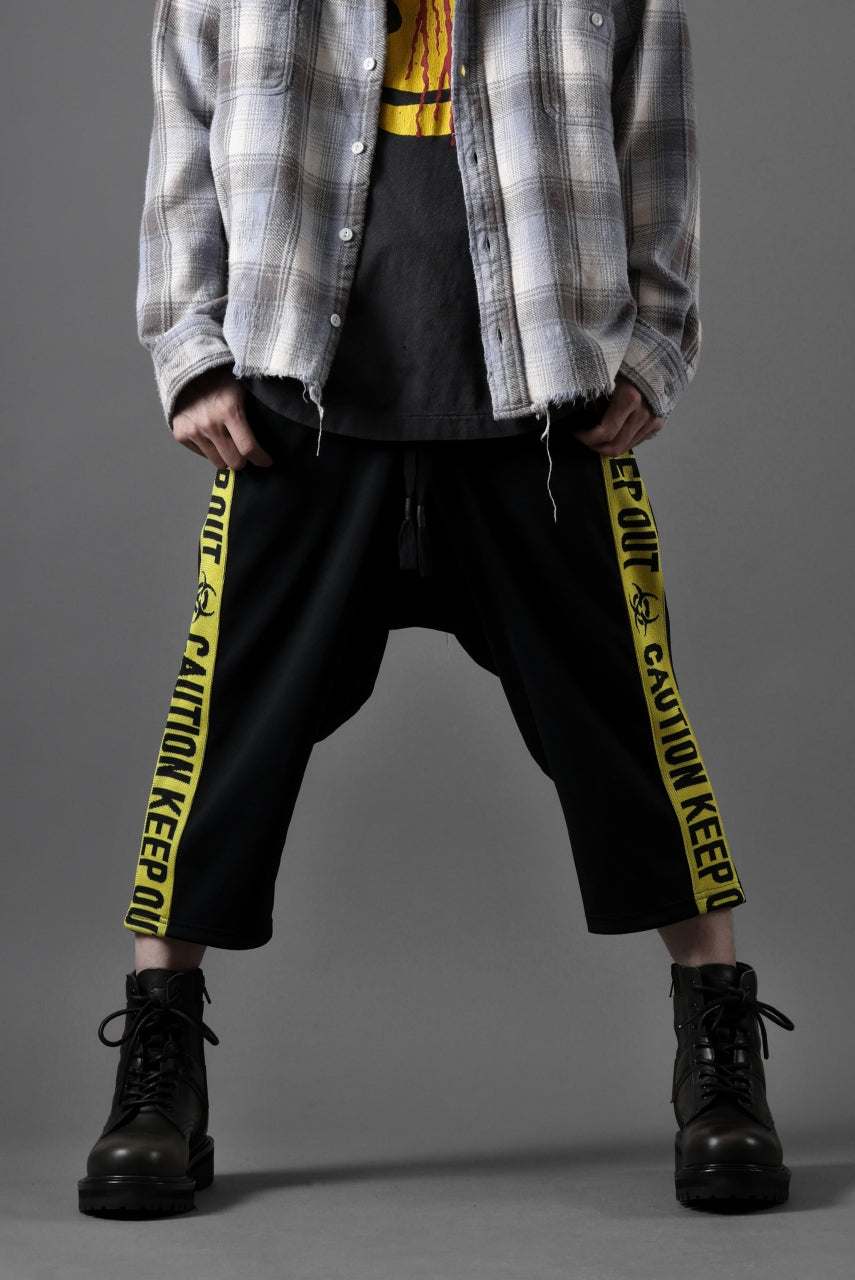 beauty : beast ”KEEP OUT” SARROUEL CROPPED TRACK PANTS (BLACK x YELLOW)