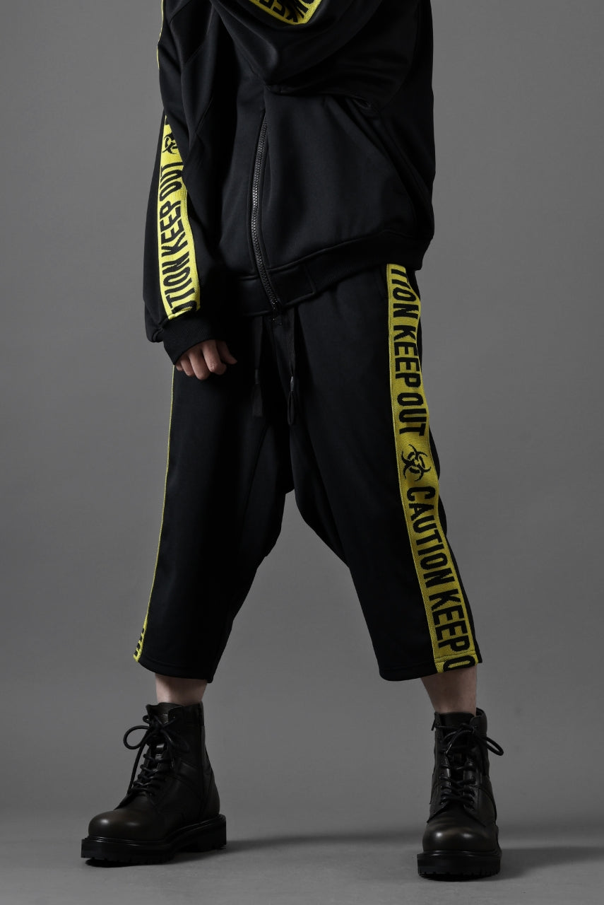 beauty : beast ”KEEP OUT” SARROUEL CROPPED TRACK PANTS (BLACK x YELLOW)