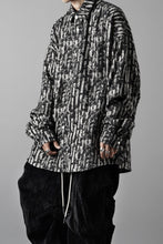Load image into Gallery viewer, A.F ARTEFACT SNAPPED COCOON SHIRT / JACGUARD BLURRED STRIPE (BLACK x WHITE)