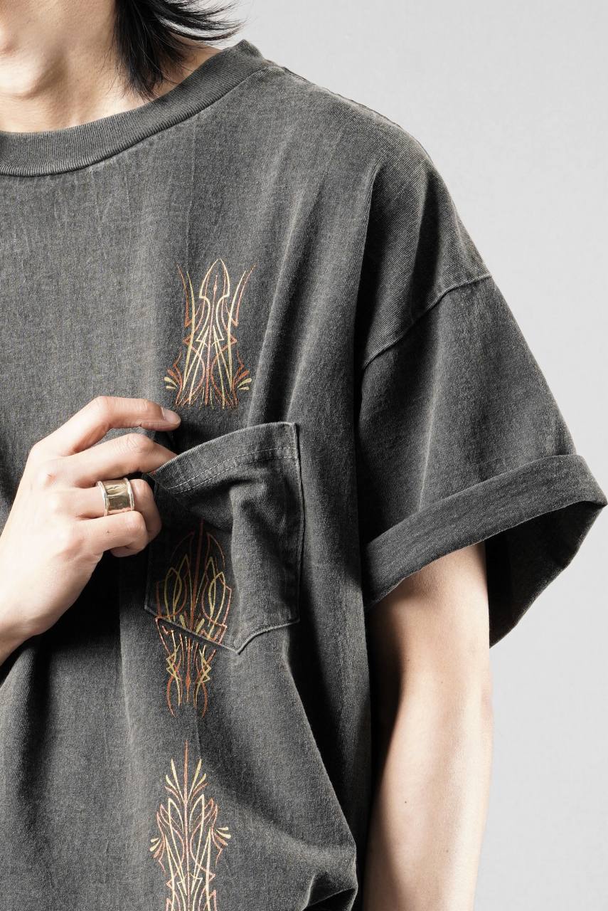 画像をギャラリービューアに読み込む, LASTMAN PRINTED POCKET TEE SHIRT -PIN STRIPE- (FADE BLACK)