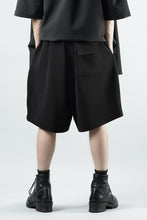 Load image into Gallery viewer, N/07 2 TUCKS EASY SHORTS / RIBBED CARDBOARD KNIT JERSEY (BLACK)
