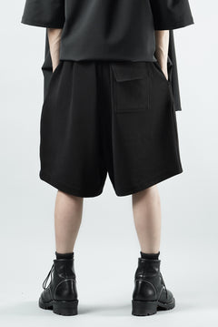 Load image into Gallery viewer, N/07 2 TUCKS EASY SHORTS / RIBBED CARDBOARD KNIT JERSEY (BLACK)