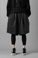 Load image into Gallery viewer, N/07 2 TUCKS EASY SHORTS / RIBBED CARDBOARD KNIT JERSEY (CHARCOAL)