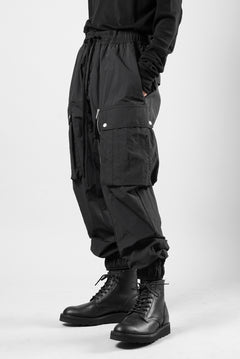 画像をギャラリービューアに読み込む, thom/krom MILITARY CARGO EASY TROUSERS / TECHNICAL CRASHED TOUCH FABRIC (BLACK)