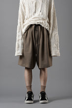 Load image into Gallery viewer, N/07 2 TUCKS EASY SHORTS / RIBBED CARDBOARD KNIT JERSEY (KHAKI)