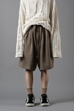 Load image into Gallery viewer, N/07 2 TUCKS EASY SHORTS / RIBBED CARDBOARD KNIT JERSEY (KHAKI)