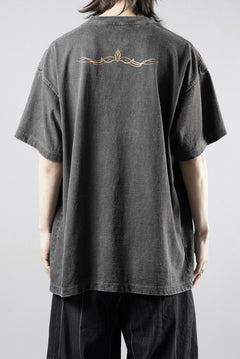 画像をギャラリービューアに読み込む, LASTMAN PRINTED POCKET TEE SHIRT -PIN STRIPE- (FADE BLACK)