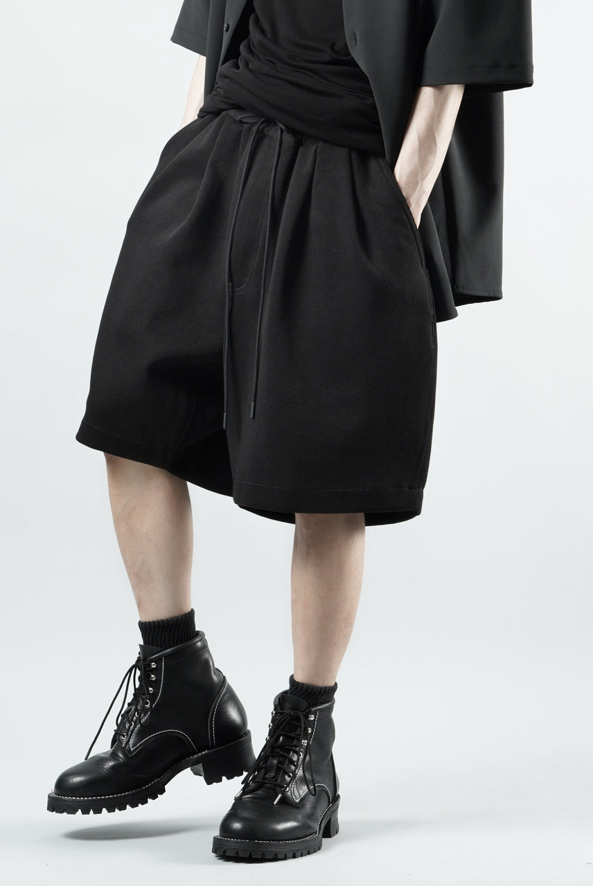 Load image into Gallery viewer, N/07 2 TUCKS EASY SHORTS / RIBBED CARDBOARD KNIT JERSEY (BLACK)