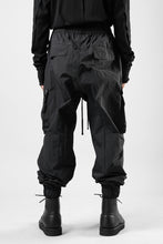 画像をギャラリービューアに読み込む, thom/krom MILITARY CARGO EASY TROUSERS / TECHNICAL CRASHED TOUCH FABRIC (BLACK)