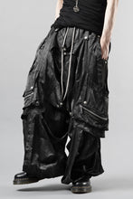 Load image into Gallery viewer, A.F ARTEFACT PARACHUTE WIDE CARGO PANTS / UNEVEN TEXTURE (BLACK)