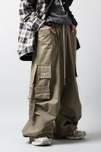 Load image into Gallery viewer, 【SAMPLE】A.F ARTEFACT TWILL CARGO  WIDE PANTS (BEIGE)