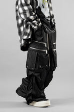 Load image into Gallery viewer, A.F ARTEFACT ABSTRACT CARGO TUCK WIDE PANTS / UNEVEN TEXTURE (BLACK)