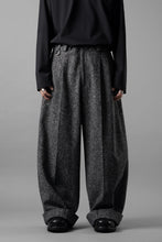 画像をギャラリービューアに読み込む, TARO HORIUCHI / th products Extra Volumed Tapered Trousers / Bishu Nep Tweed (grey)