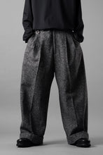 画像をギャラリービューアに読み込む, TARO HORIUCHI / th products Extra Volumed Tapered Trousers / Bishu Nep Tweed (grey)