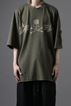 画像をギャラリービューアに読み込む, MASTERMIND WORLD x ALPHA INDUSTRIES CIGER POCKET OVERSIZED T-SHIRT (OLIVE)