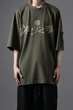 Load image into Gallery viewer, MASTERMIND WORLD x ALPHA INDUSTRIES CIGER POCKET TEE (OLIVE)