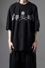 画像をギャラリービューアに読み込む, MASTERMIND WORLD x ALPHA INDUSTRIES CIGER POCKET OVERSIZED T-SHIRT (BLACK)