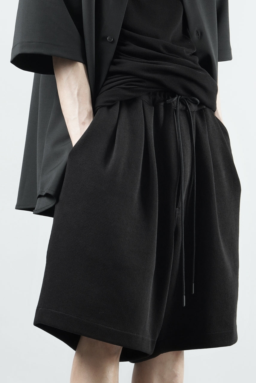 Load image into Gallery viewer, N/07 2 TUCKS EASY SHORTS / RIBBED CARDBOARD KNIT JERSEY (BLACK)