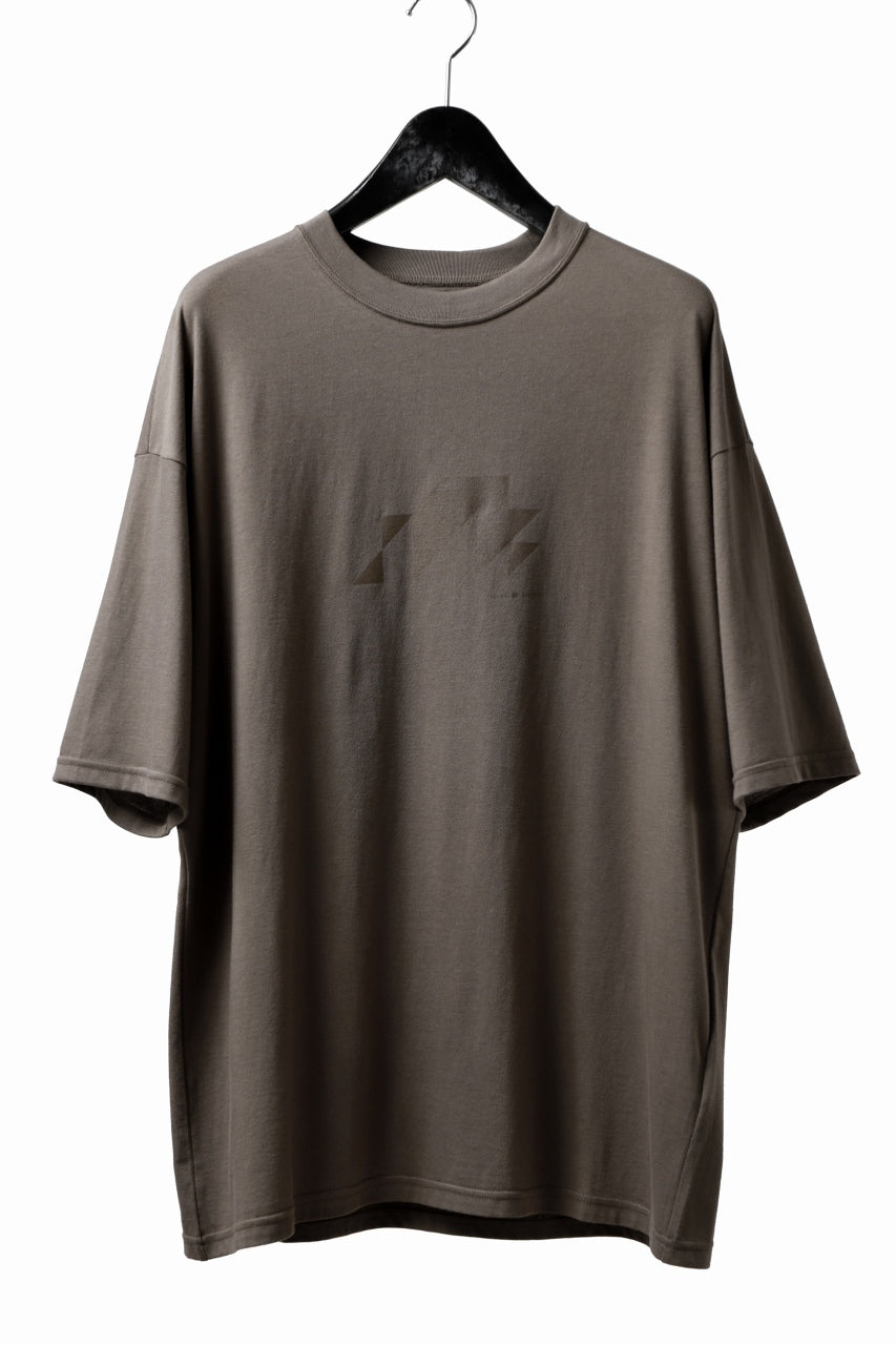 A.F ARTEFACT NUMBERRING PRINT OVER SIZED S/S TEE (BROWN)の商品 ...