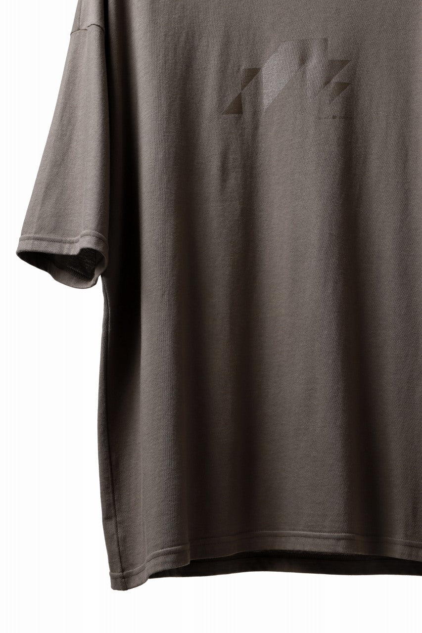A.F ARTEFACT NUMBERRING PRINT OVER SIZED S/S TEE (BROWN)