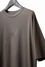 Load image into Gallery viewer, A.F ARTEFACT NUMBERRING PRINT OVER SIZED S/S TEE (BROWN)