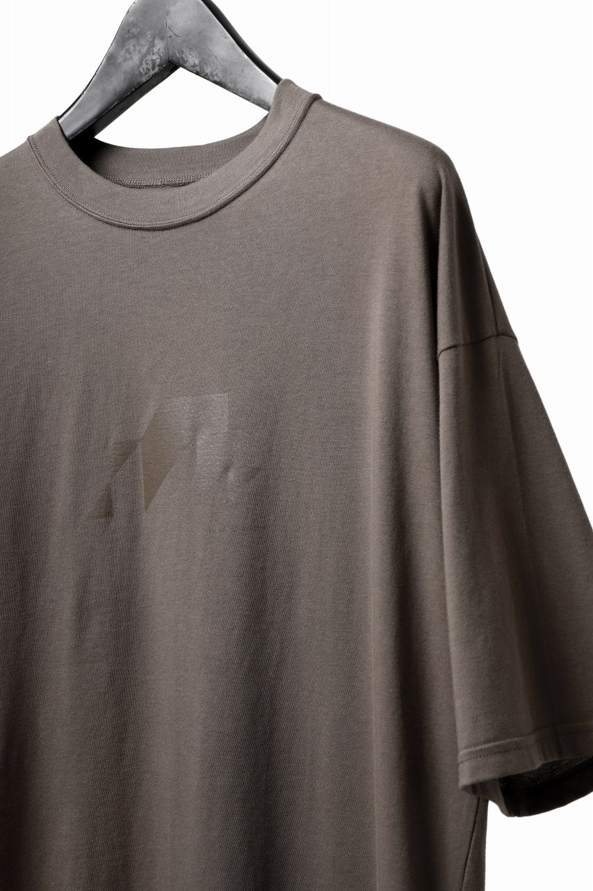 A.F ARTEFACT NUMBERRING PRINT OVER SIZED S/S TEE (BROWN)