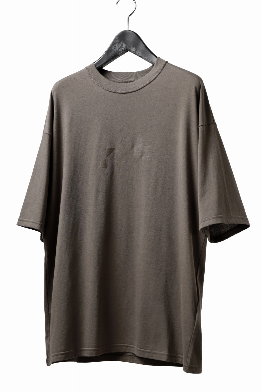 Load image into Gallery viewer, A.F ARTEFACT NUMBERRING PRINT OVER SIZED S/S TEE (BROWN)