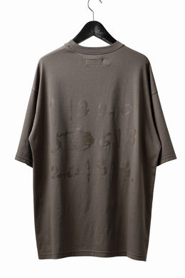 A.F ARTEFACT NUMBERRING PRINT OVER SIZED S/S TEE (BROWN)