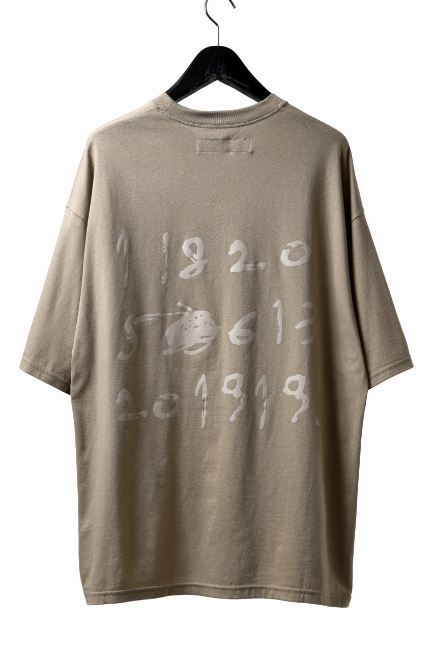 A.F ARTEFACT NUMBERRING PRINT OVER SIZED S/S TEE (BEIGE)
